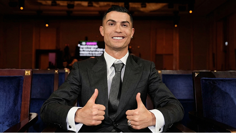 Cristiano Ronaldo dá os polegares para cima